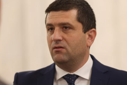 video bloc de noua etaje ridicat langa un depozit de munitie constructia afecteaza un radar militar din craiova acuza ministrul apararii 6984a73105d76