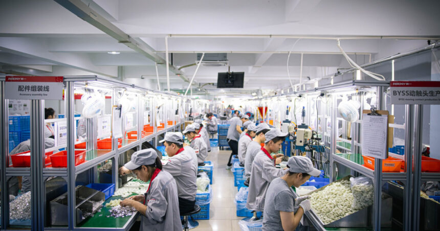 video copii de 8 ani exploatati intr o fabrica din italia cei mici mergeau la munca alaturi de parintii lor cine era implicat in afacere 69934ab406a34