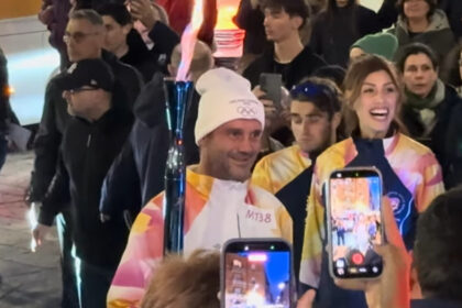video cristi chivu a purtat torta olimpica pe strazile orasului milano 6984e2d045f68