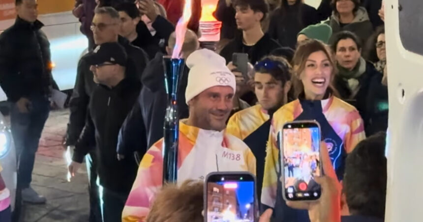 video cristi chivu a purtat torta olimpica pe strazile orasului milano 6984e2d045f68