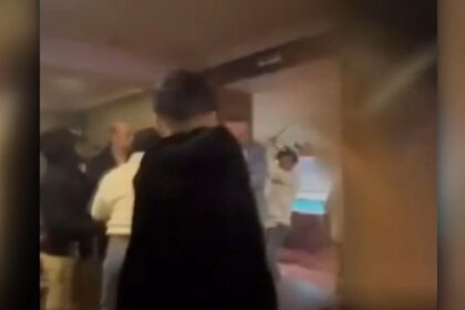 video doi angajati ai unei primarii din dolj si postasul comunei s au luat la bataie dupa ce au petrecut de ziua primarului 6992f67a3fd9d