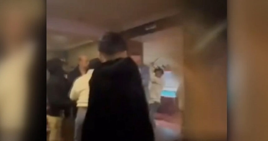 video doi angajati ai unei primarii din dolj si postasul comunei s au luat la bataie dupa ce au petrecut de ziua primarului 6992f67a3fd9d