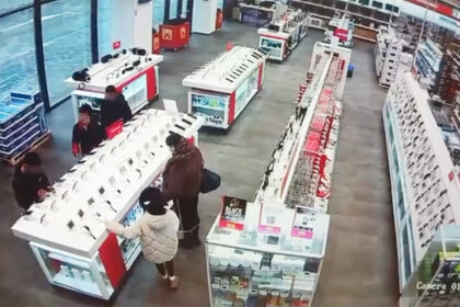 video doi minori si un tanar din medgidia surprinsi in timp ce furau bunuri din mall 69936536bfc68