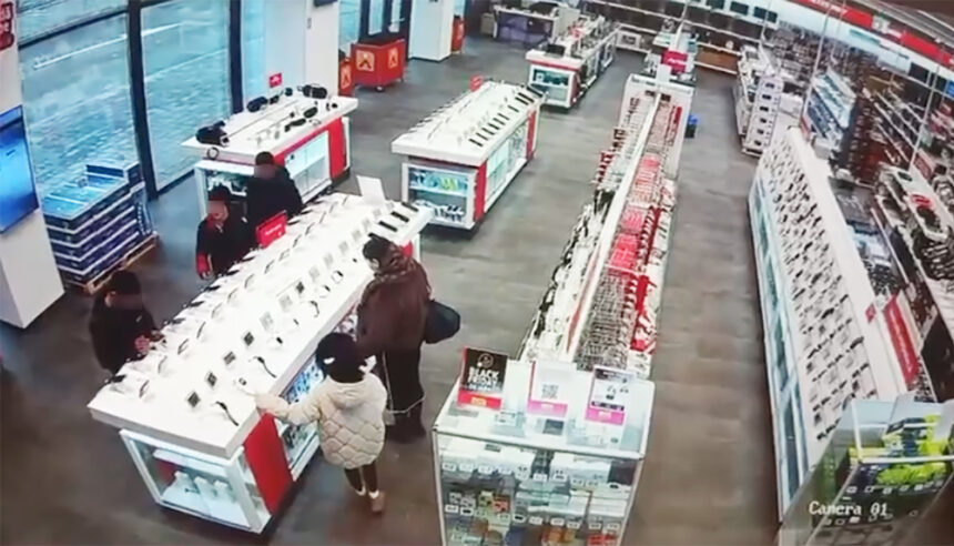 video doi minori si un tanar din medgidia surprinsi in timp ce furau bunuri din mall 69936536bfc68