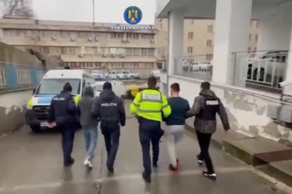video doi tineri deghizati cu cagule dintre care unul e minor au spart trei magazine si au furat alcool tigari si bani unul a fost deja arestat 69921028506e8