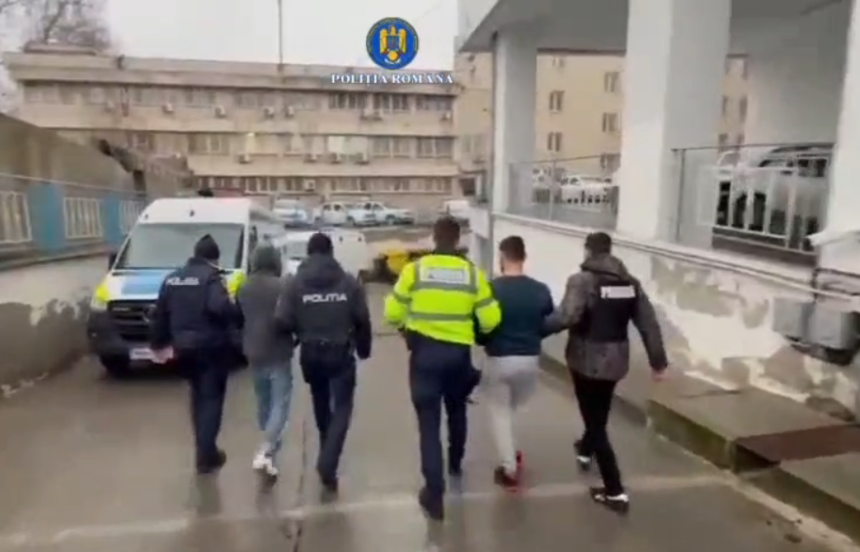 video doi tineri deghizati cu cagule dintre care unul e minor au spart trei magazine si au furat alcool tigari si bani unul a fost deja arestat 69921028506e8