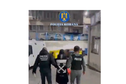 video dupa ce 3 ani a furat nestingherit din autoturisme un tanar de 21 de ani a fost prins si arestat preventiv 6983620514b5b