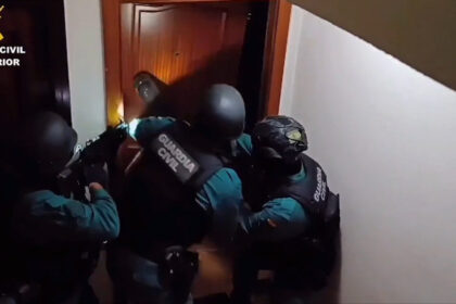 video escrocherie de 280 000 e in spania sefa unei agentii de turism s a indragostit de un militar fals si a falimentat firma 698c8ca59e3c0