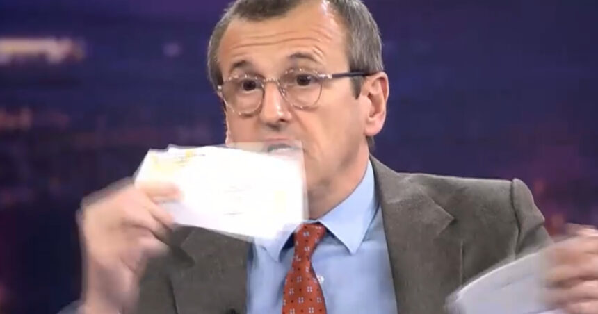 video exclusiv un fost consilier prezidential si a rupt diploma de doctor in direct la digi24 diplomele de doctorat au ajuns o povara 699c9a4acded3