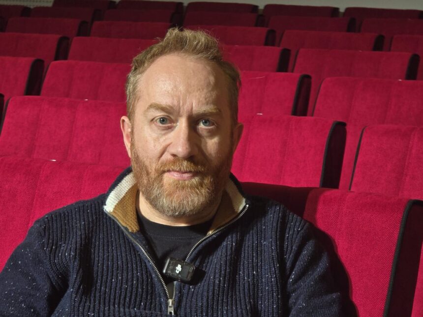 video interviu cu directorul tsc erwin simsensohn in sala recent renovata a teatrului cum este de fapt sala si ce surprize aduce machinal spectacolul care va avea premiera la 699538886f868