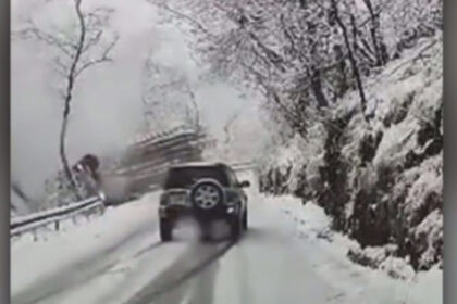 video momentul in care un camion incarcat cu busteni cade in prapastie in apropierea statiunii paltinis din judetul sibiu 699b2cbe9ca2e