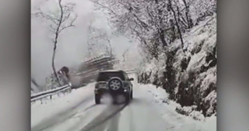 video momentul in care un camion incarcat cu busteni cade in prapastie in apropierea statiunii paltinis din judetul sibiu 699b2cbe9ca2e