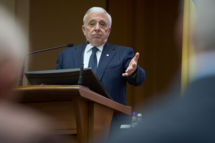 video mugur isarescu romania ar putea discuta despre adoptarea euro in aproximativ cinci ani daca deficitul bugetar scade sub 3 6995a79e64ea9