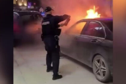 video o masina de lux a luat foc pe o strada din arad 69a20a8adc656