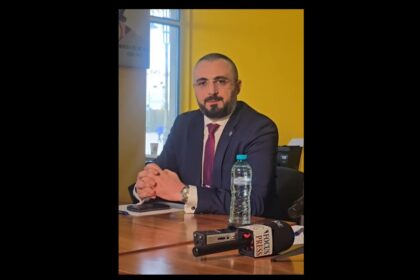 video senatorul aur nicolae vlahu atrage atentia asupra nerespectarii regulamentelor din parlament dupa ce au anulat alegerile si au vazut ca nu pateste nimic isi permit din ce in ce mai multe lucru 698ddc61adc67