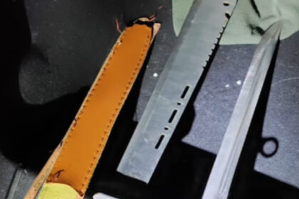 video trei tineri au fost prinsi de jandarmii din bucuresti cu maceta cutit si topor doi aveau antecedente dintr o altercatie in ianuarie 69983569dfd14