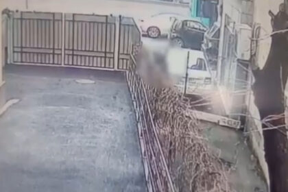 video un bucurestean fura scuterul unui nepalez dar nu reuseste sa l porneasca imagini de pe camerele de supraveghere 698b4cd5c7f0f