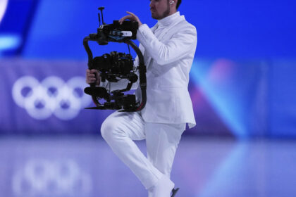 video un cameraman a devenit vedeta neasteptata la olimpiada a inventat o tehnica noua prin care patineaza si filmeaza alaturi de concurenti 6998a956d2b51