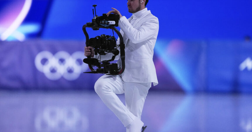 video un cameraman a devenit vedeta neasteptata la olimpiada a inventat o tehnica noua prin care patineaza si filmeaza alaturi de concurenti 6998a956d2b51