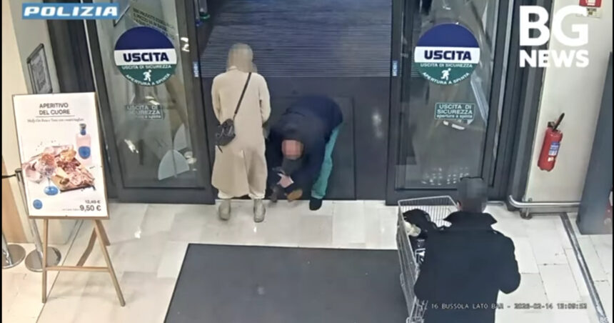 video un roman a incercat sa rapeasca o fetita de un an si jumatate din mainile mamei sale in italia momentul a fost surprins de camere 6991c4776dcd3