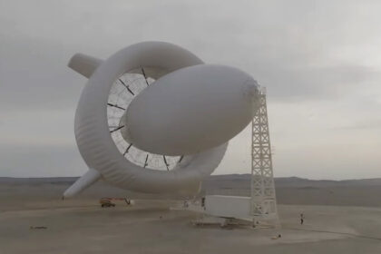 videofoto china a testat prima centrala eoliana gonflabila capabila sa produca 3mw de electricitate are 12 turbine si seamana cu un dirijabil 69993e2b13534