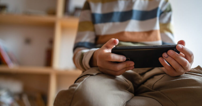 accesul minorilor la retele sociale doua treimi dintre romani sunt de acord cu stabilirea unei varste minime legale sondaj inscop 69c11755d559e