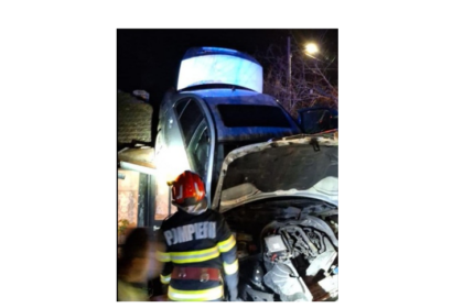 cascadorie la ceas de seara un autoturism a ajuns pe acoperisul unei case vezi aici cum s a intamplat totul 69c8c2d8b3903