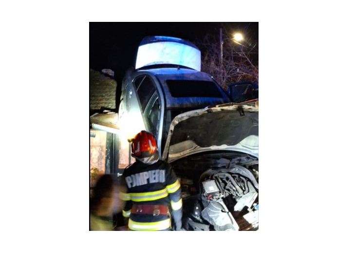 cascadorie la ceas de seara un autoturism a ajuns pe acoperisul unei case vezi aici cum s a intamplat totul 69c8c2d8b3903