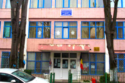 copii tinuti in frig la poarta scolii nr 36 isj invoca scoala altfel si acordul parintilor 69a56cfcc9a31