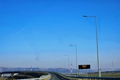 de ce nu are romania infrastructura rutiera un consiliu local a respins constructia unei bucati de autostrada fiindca ar fi fost stabilita din pix prin partia de schi 69a6e523ed226