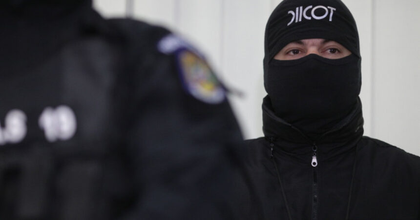 doi cetateni bulgari retinuti de diicot dupa ce au clonat carduri folosite la statii de carburant si au alimentat camioane 69a7230904d5e