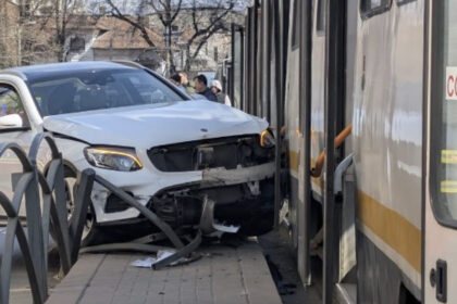 foto accident in bucuresti o masina a intrat in refugiul de tramvai doi pietoni au fost raniti si transportati la spital 69bc02a2b890d
