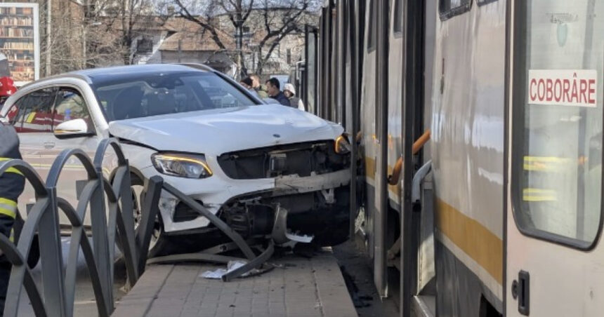 foto accident in bucuresti o masina a intrat in refugiul de tramvai doi pietoni au fost raniti si transportati la spital 69bc02a2b890d
