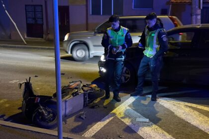 foto accident la intersectia strazilor andrei muresanu cu steagului din constanta un scuter a fost izbit de un autoturism 69a9bd04ee6bc