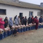 foto asociatia suflete deschise si sc arimex comexim 2000 srl au dus ajutoare familiilor nevoiase care traiesc in grajdurile din pecineaga 69b534a172ac8