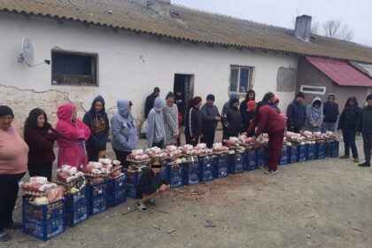 foto asociatia suflete deschise si sc arimex comexim 2000 srl au dus ajutoare familiilor nevoiase care traiesc in grajdurile din pecineaga 69b534a172ac8