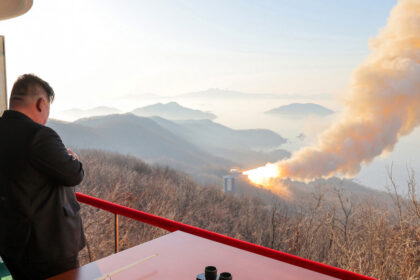 foto coreea de nord testeaza un motor pentru rachete capabile sa atinga sua kim jong un o faza importanta a schimbarii 69c9156b38ad7