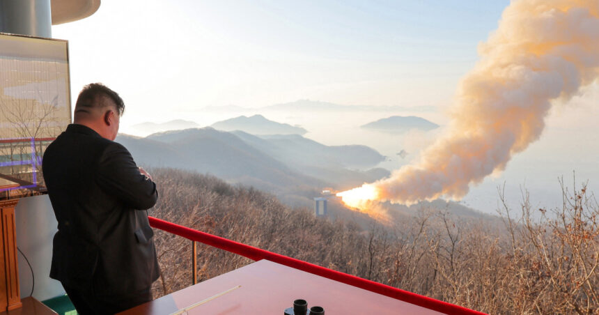 foto coreea de nord testeaza un motor pentru rachete capabile sa atinga sua kim jong un o faza importanta a schimbarii 69c9156b38ad7