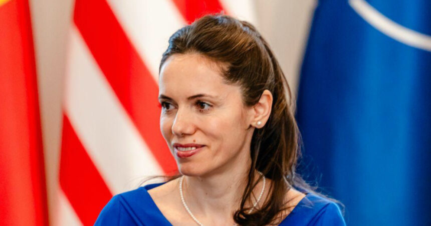 foto cu cine s a intalnit mirabela gradinaru in sua partenera lui nicusor dan s a fotografiat alaturi de primele doamne din mai multe tari 69c4bf68a92df