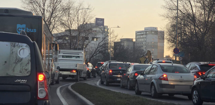 foto jale in trafic pe bulevardul aurel vlaicu in zona telegondolei se circula bara la bara 69a704ec596ab