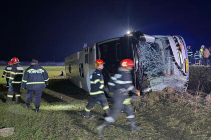 foto plan rosu in judetul galati un mort si 14 raniti dupa ce un autocar s a rasturnat pe de 581 69be4da59ce68
