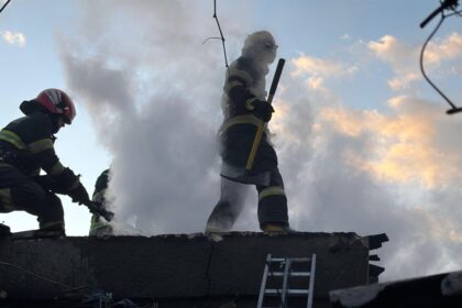 foto video arde o casa din tulcea pompierii actioneaza pentru stingerea flacarilor 69ab0086c20be