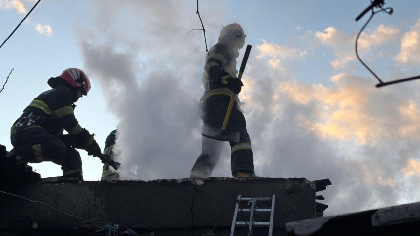 foto video arde o casa din tulcea pompierii actioneaza pentru stingerea flacarilor 69ab0086c20be