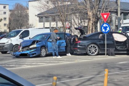 foto video doua masini s au ciocnit langa scoala 8 din constanta 69c146df0ff47