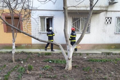 foto video interventie de urgenta pe strada arcului din constanta o femeie care nu mai raspundea la telefon salvata de pompieri 69a701a535131