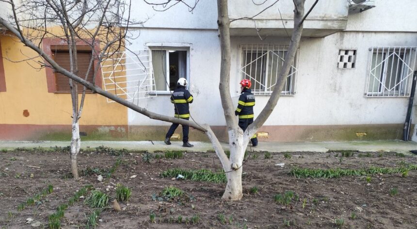 foto video interventie de urgenta pe strada arcului din constanta o femeie care nu mai raspundea la telefon salvata de pompieri 69a701a535131