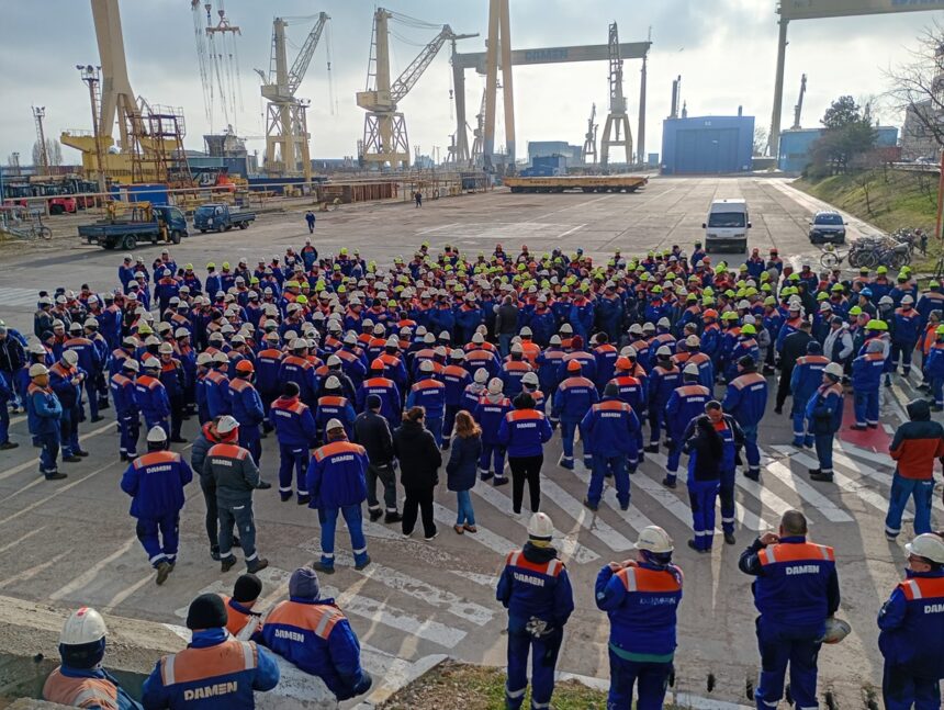 foto video protest spontan la santierul naval mangalia operat de damen shipyards a treia luna de salarii neplatite spun sindicalistii declaratii 69bb9e98ba859