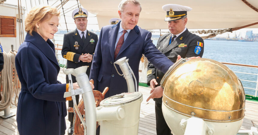 galerie foto majestatea sa margareta custodele coroanei la bordul navei scoala mircea 69cc2573d7edc