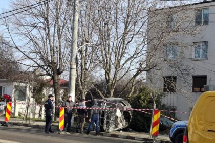 galerie foto masina rasturnata pe trotuar la ovidiu 69a54e6adb55d