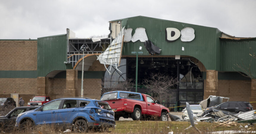 galerie foto tornade devastatoare in sua cel putin sase morti printre victime un baiat de 12 ani zeci de case distruse in michigan si oklahoma 69ad2daae2ffd